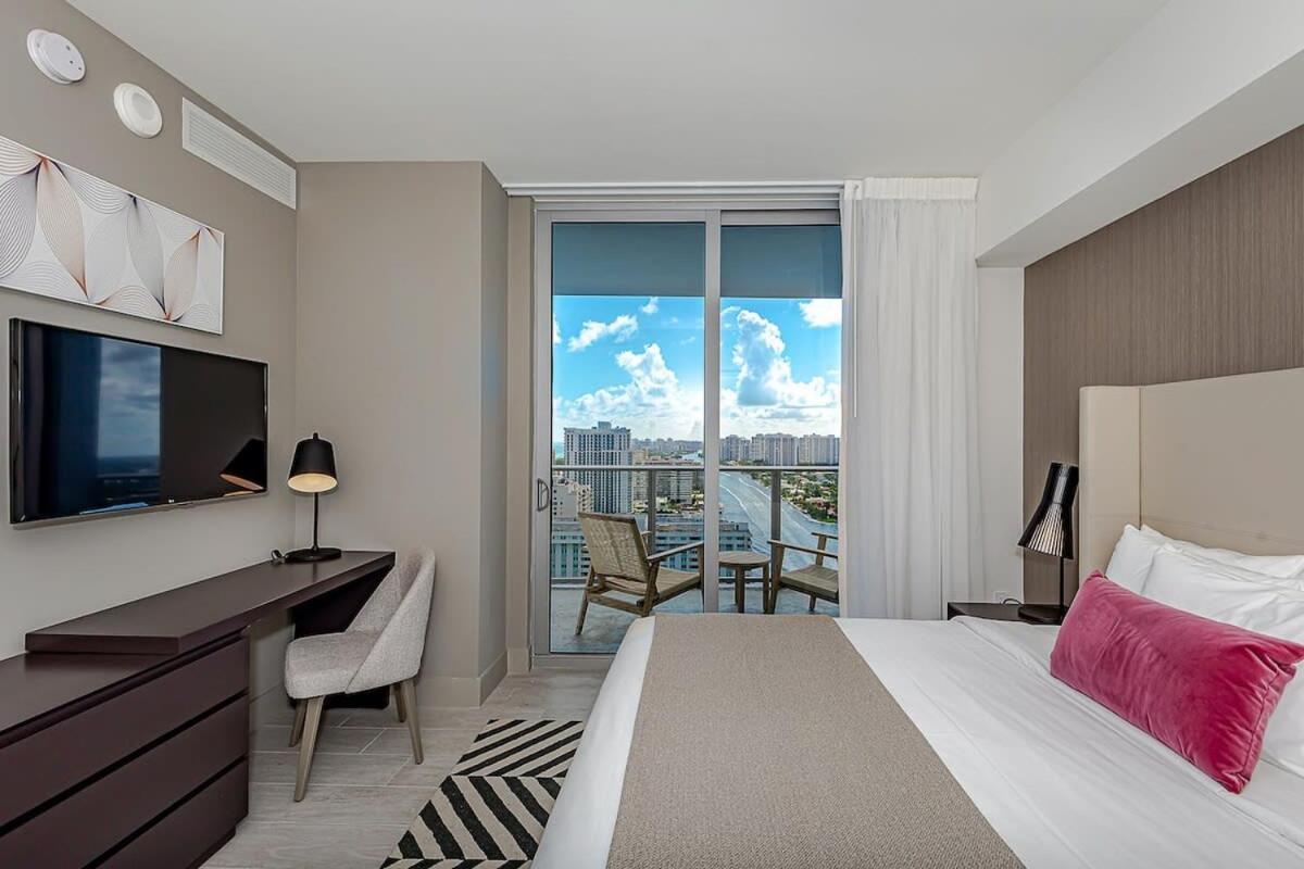 Wrap Around Balcony - Insane Views - Amazing Pools Apartment Hollywood Luaran gambar