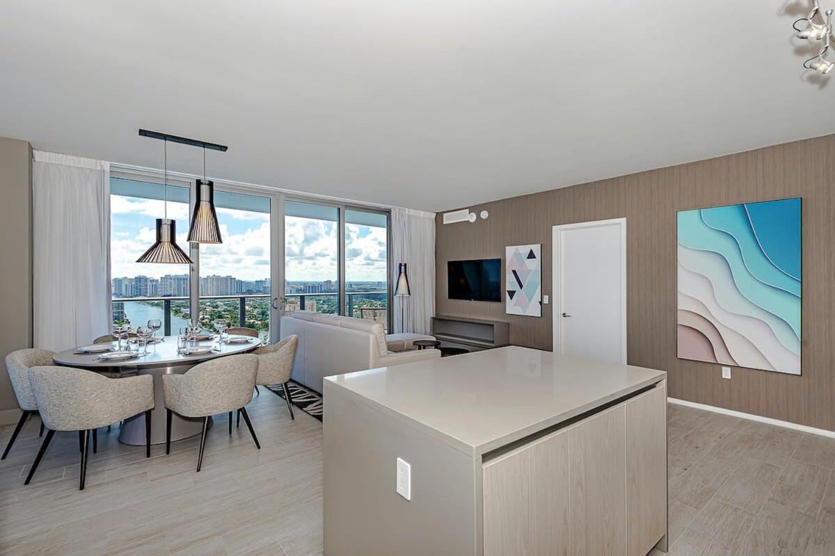 Wrap Around Balcony - Insane Views - Amazing Pools Apartment Hollywood Luaran gambar