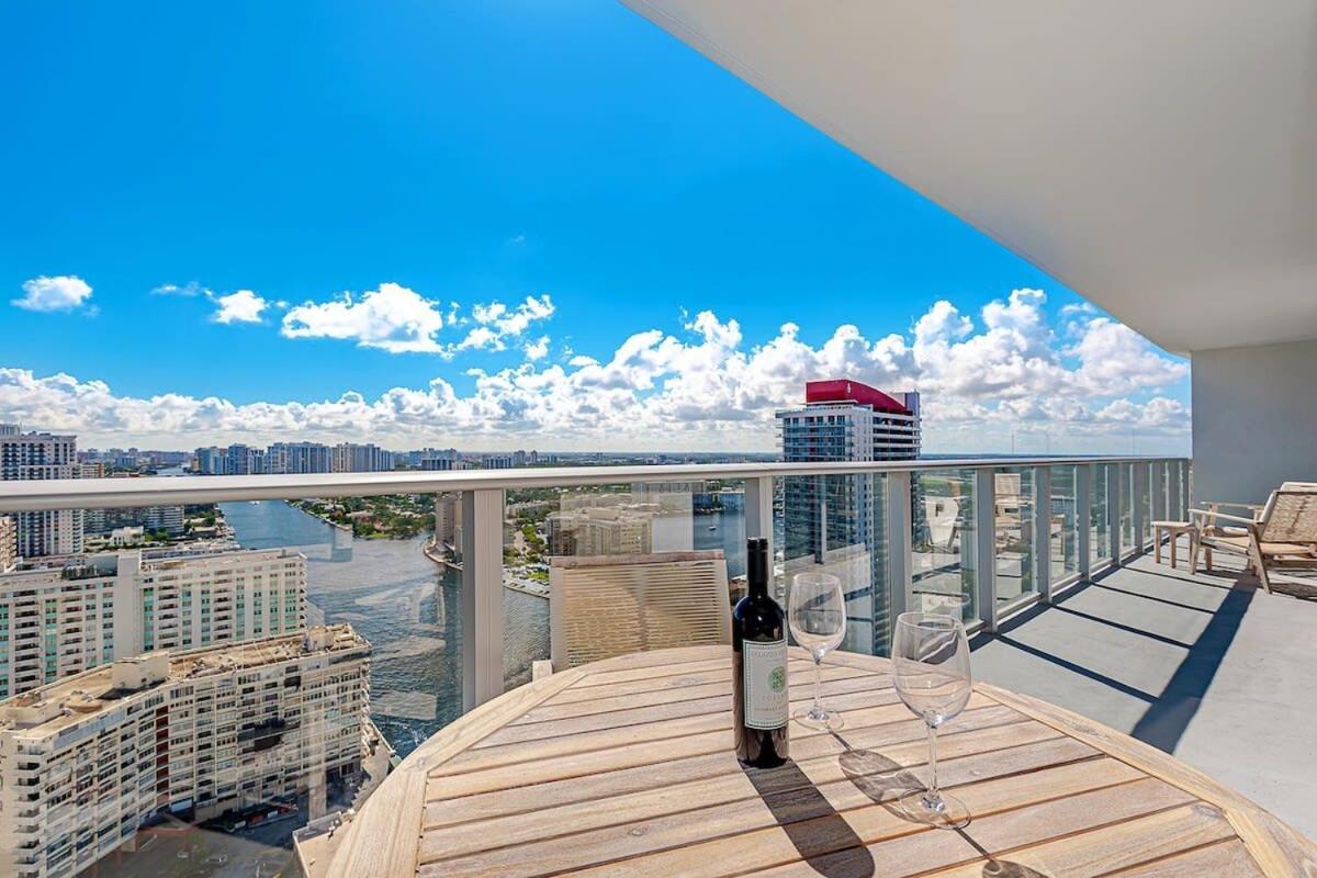 Wrap Around Balcony - Insane Views - Amazing Pools Apartment Hollywood Luaran gambar
