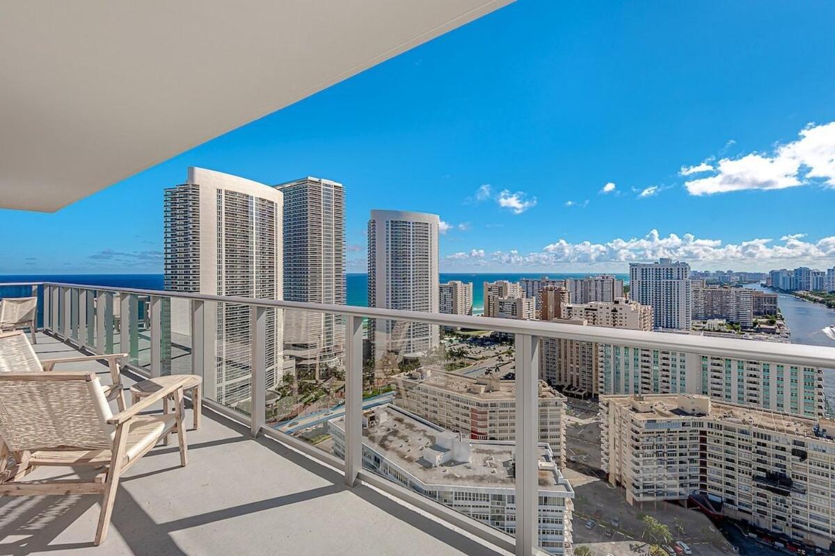 Wrap Around Balcony - Insane Views - Amazing Pools Apartment Hollywood Luaran gambar
